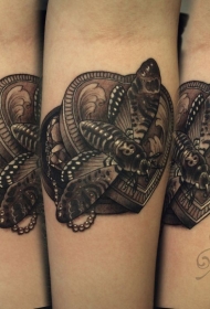 小臂黑灰蝴蝶心形首饰盒纹身图案