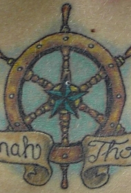 男性背部彩色方向盘纹身图案
