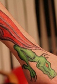 红色翅膀的龙纹身图案