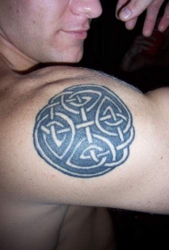 肩部凯尔特结纹身图案