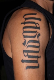 肩部黑色花体纹身图案