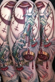 大臂new school彩色令人毛骨悚然的手与匕首纹身图案