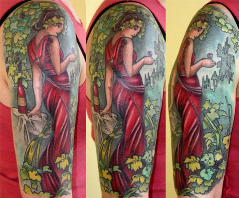 彩色肩部妇女肖像与植物纹身图案