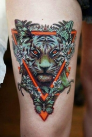 大腿彩色猫与三角形和蝴蝶花卉纹身图案