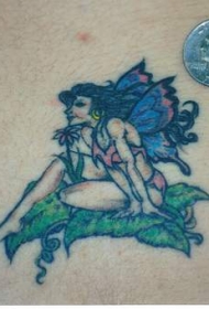 绿色树叶上的小精灵纹身图案