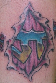 背部彩色的皮肤撕裂和汉字纹身图案