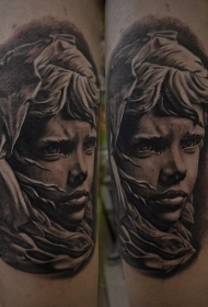 手臂石雕风格伤心的女孩肖像纹身图案