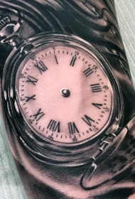 手臂精致的黑白怀表个性纹身图案