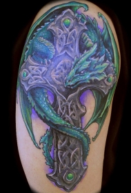 手臂好看的凯尔特十字架与龙纹身图案