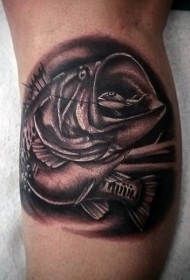 小腿写实黑白上钩的鱼纹身图案