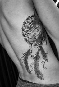 侧肋黑色狮子与捕梦网纹身图案