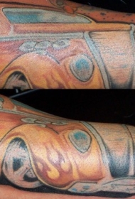 手臂黄色奥兹莫比尔汽车纹身图案