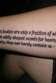 三排简单的黑色字母手臂纹身图案