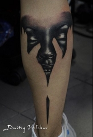 小腿个性原始的黑色女子脸纹身图案