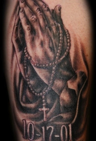 腿部棕色宗教念珠祈祷手纹身图案