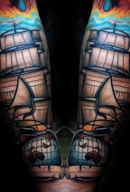 手臂水彩色大帆船和地球仪纹身图案