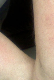 手腕黑灰色小爪子印纹身图案