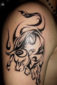 大臂部落图腾牛纹身图案