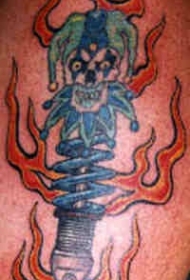 弹簧小丑玩具和火焰纹身图案