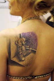 女生背部橱窗里的泰迪熊纹身图案