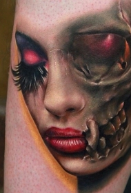 腿部彩色半女人半骷髅头像纹身图片