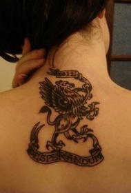 颈部狮鹫标志与丝带纹身图案