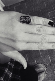 手指黑色达斯维德头盔纹身图案