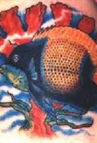 肩部彩色逼真的鱼和珊瑚纹身图案