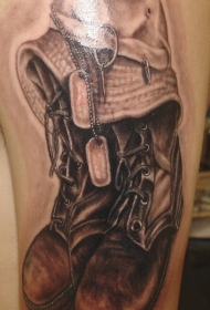 手臂棕色军事鞋子纹身图案