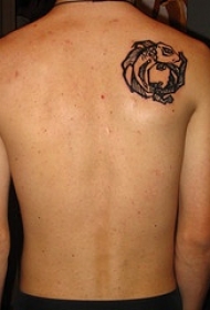 背部部落鱼黑色纹身图案