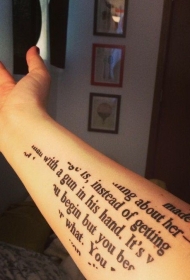 手臂不寻常的英文字母组合成鸟形纹身图案