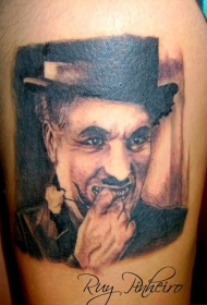 大腿黑灰风格卓别林肖像逼真纹身图案