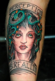 手臂老派风格的彩色神秘生物纹身图案