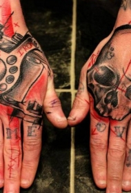 手背老流派彩色人类头骨与符号纹身