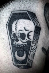 颈部小小的黑色木头棺材骷髅纹身图案