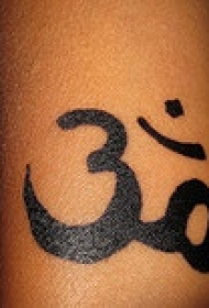 手臂黑色印度奥姆符号纹身图案