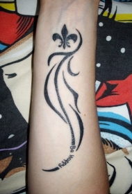 小臂黑色的图腾纹身图案