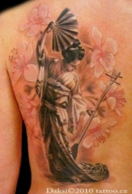 背部亚洲风格的粉色花朵和跳舞艺妓纹身图案