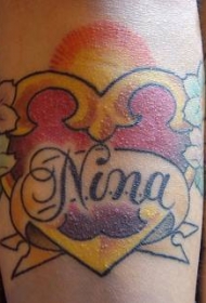 手臂彩色金色的心与花纹身图片