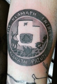 令人惊叹的黑色圆形币结合鹿和字母纹身图案