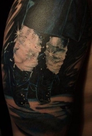 肩部黑白纹身图案