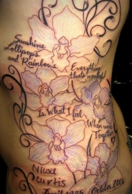 腰侧线条花和孩子名字字母纹身