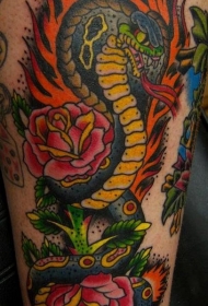彩色玫瑰火焰蛇纹身图案
