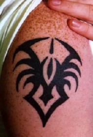 肩部黑色小部落蜘蛛纹身图案