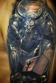 大臂彩色幻想海盗纹身图案