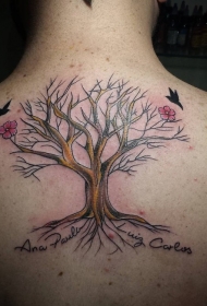 背部彩绘大树与花朵和小鸟纹身图案