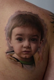 肩部黑棕色逼真小男孩肖像纹身图案