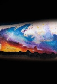 泼墨风格日落与山脉纹身图案