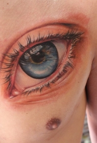 胸部彩色逼真的人类眼睛纹身图案
