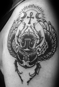 大臂黑色大臭虫和符号纹身图案